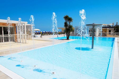 Piscine à la plage de Malù