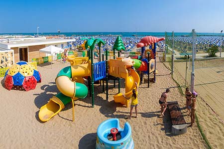 Spiele für Kinder am Strand von Malù