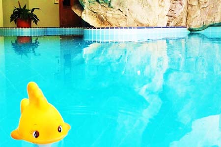 Jeux pour les enfants dans la piscine