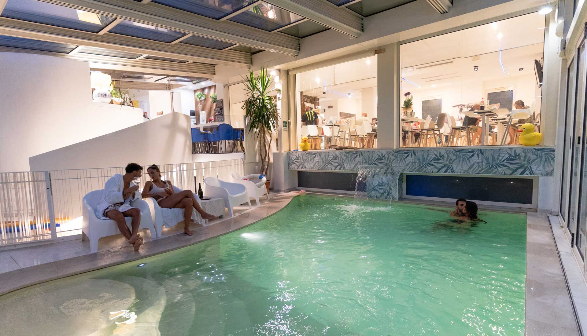 Rilassarsi in piscina