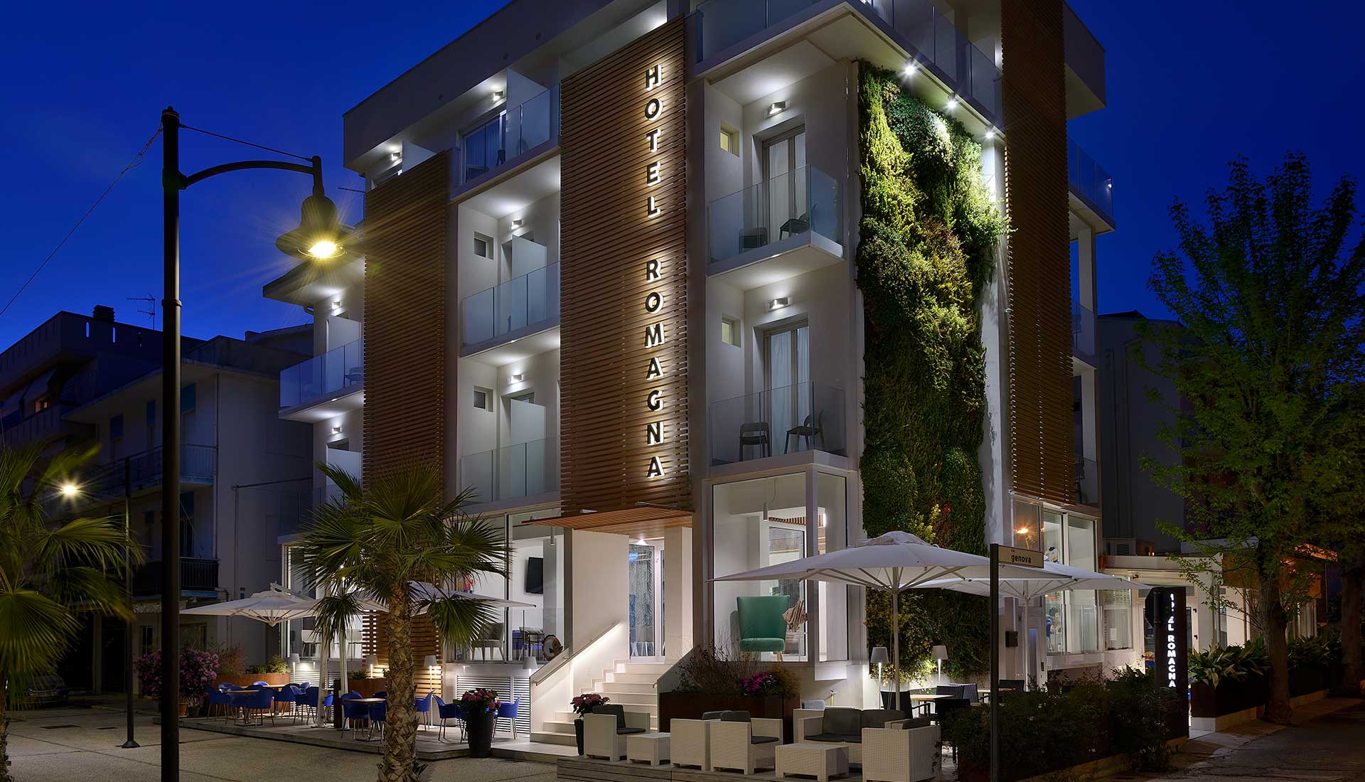 Esterno dell'Hotel Romagna di sera